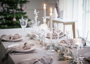 Vakkert dekket julebord i nordisk stil med servise, lys og naturinspirert pynt fra Lene Bjerre.