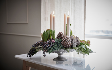 Klassisk adventskrans med fire hvite lys, gran og kongler