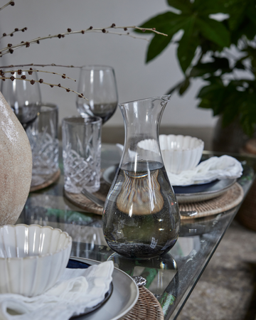 Lene Bjerre kanner i stilfullt design, ideelle for servering av drikkevarer og tilbehør.