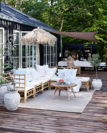 Lene Bjerre utetepper - stilige og holdbare tepper designet for å gi både komfort og eleganse til utendørsområder.