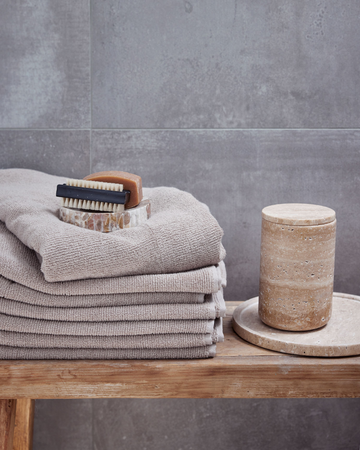 Håndklær fra Lene Bjerre - luksuriøse og myke håndklær i høy kvalitet, perfekt for å gi baderommet ditt et elegant preg.