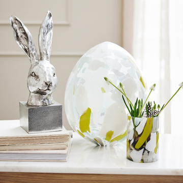 Påskefigurer fra Lene Bjerre – Sjarmerende harer, fugler og påskelam i keramikk og glass for en koselig påskedekorasjon.
