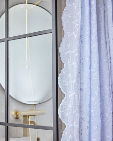 Dusjforheng fra Lene Bjerre - stilfullt og elegant design for et luksuriøst baderom.