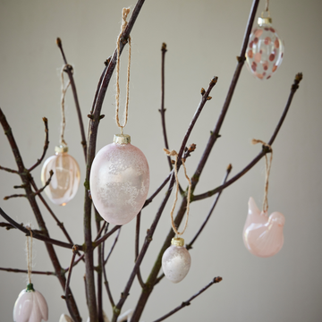 Påskeheng fra Lene Bjerre – Elegante heng i keramikk og glass for en stilfull påskedekorasjon.