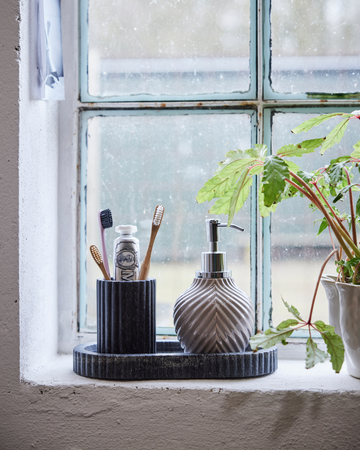 Badeserier fra Lene Bjerre - Elegant og funksjonell kolleksjon med håndklær, badematter og tilbehør som gir et luksuriøst preg til ditt baderom.