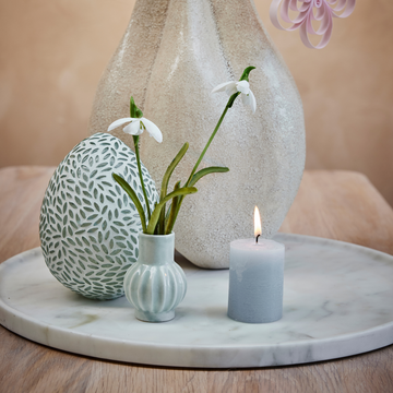 Påskljus från Lene Bjerre – Vackra ljus i olika färger och former som skapar en mysig och stilfull påskdekoration.