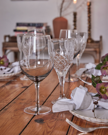 Lene Bjerre glass – elegant og stilfullt designet glass med detaljer som gir en sofistikert touch til borddekkingen