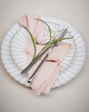 Elegant Lene Bjerre bestiksett i stilig design - perfekt for å løfte borddekningen din.