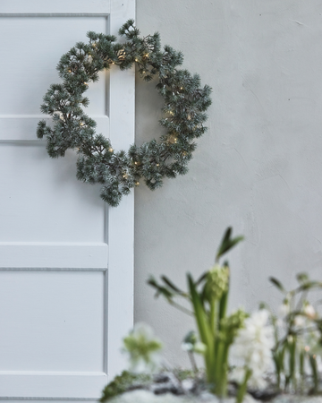 Dekorative blomster og gran fra Lene Bjerre, perfekte for å skape en vakker og naturlig atmosfære i hjemmet.