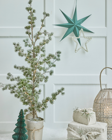 Juletrær fra Lene Bjerre - Elegante og stilfulle kunstige juletrær i høy kvalitet, perfekte for å skape en festlig atmosfære i ditt hjem.