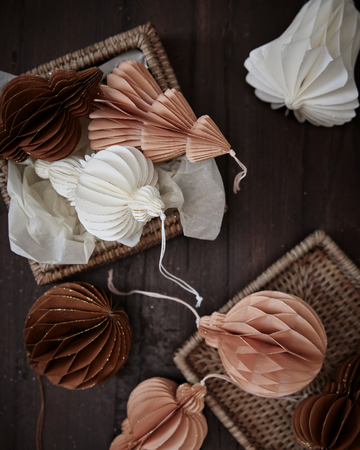 Juleoppheng fra Lene Bjerre - Elegante og festlige dekorasjoner for en vakker julefeiring.