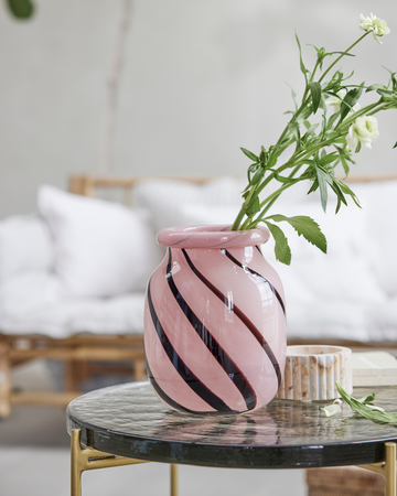 Svaklyse vaser fra Lene Bjerre, perfekte for å fremheve dine favorittlekene eller blomsterarrangementer.