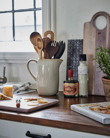 Lene Bjerre kjøkkenutstyr i elegant design – stilige tallerkener, skåler og servise for et sofistikert kjøkken.