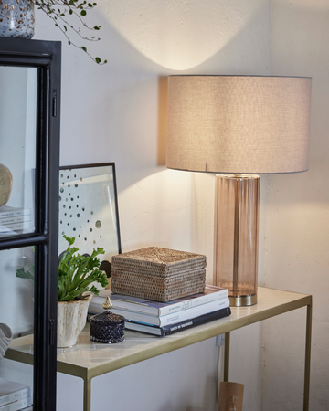 Lene Bjerre lamper i elegant design som gir en sofistikert atmosfære til rommet.