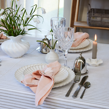 Påskebord fra Lene Bjerre – Dekorasjoner som påskeegg, påskefigurer og blomster for å lage et stilfullt og koselig påskebord.