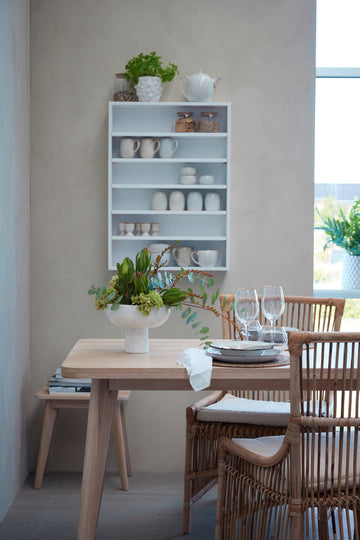 Elegant og funksjonelt skap og hyller fra Lene Bjerre - perfekt for å organisere og style ditt hjem.