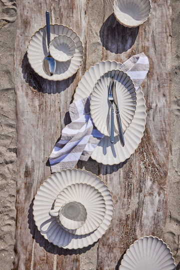 Elegant sett med Lene Bjerre tallerkener og skåler i stilfullt design, perfekt for middagsbordet.