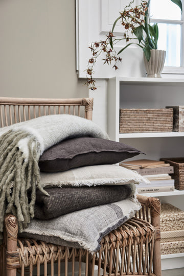 Grå sofaputer – Lene Bjerre