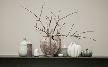 Halloween-dekorasjon fra Lene Bjerre i elegant nordisk stil med gresskar og stearinlys.