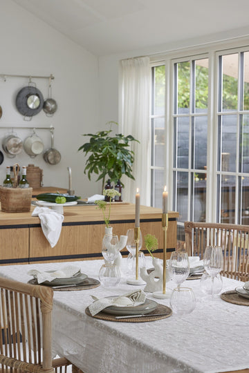 Elegant borddekking med duk og matchende servietter i lin.