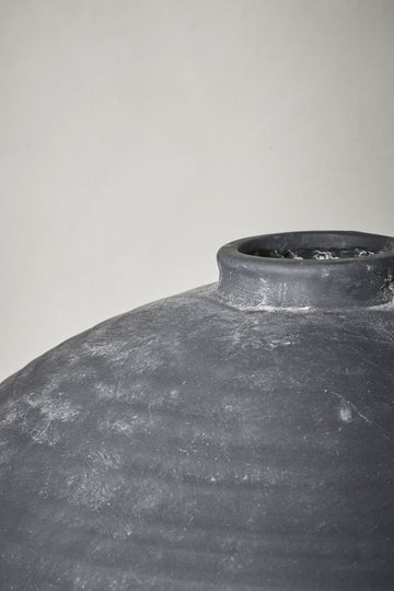 Catia vase H57 cm. antikk svart