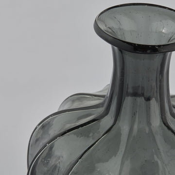 Miyanne vase H21 cm. røyket grå