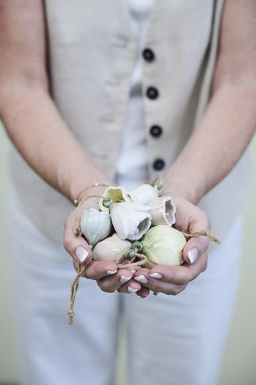 Dehlia sett med 3 blomsteropphenger i off-white