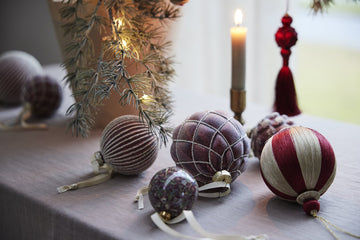 Astrid dusk H16 cm. mørk rød