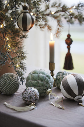 Agnes julekule H10 cm. råhvit